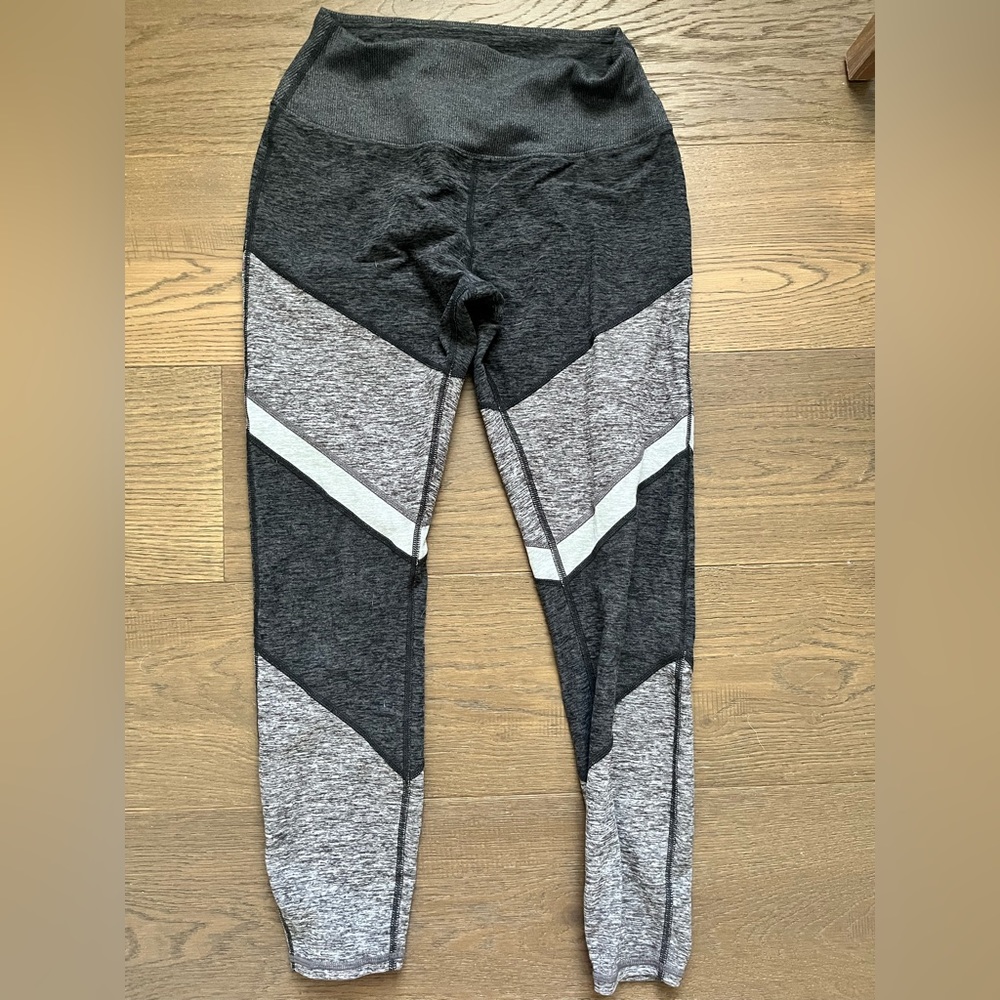 Alo Yoga legging. Size M